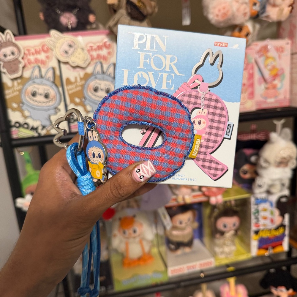 Pop Mart - Pin For Love Charm - " O " Confirmed